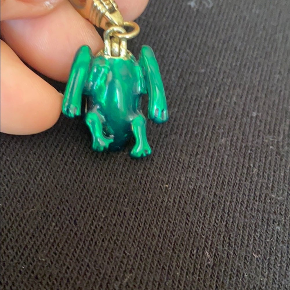 Green enamel frog charm - Picture 3 of 6